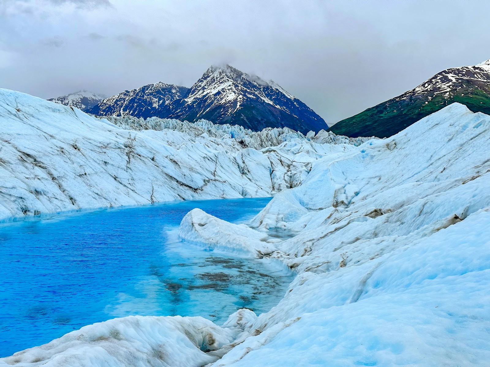 冰川融水湖与雪山